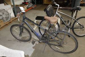 lot 480 image: Specialized 22 Mens Road Bike with 18 BlackBlue Frame