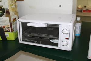 lot 476 image: Black & Decker TR0201 Toast-R-Oven Classic Toaster Oven (New)