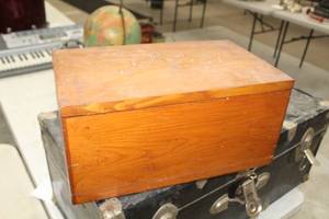 lot 500 image: Wood Chest with Lid