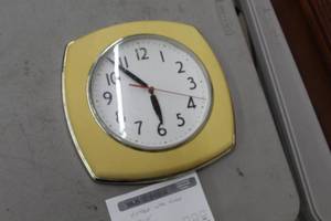 lot 511 image: Vintage Wall Clock, Battery Powered