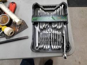 lot 524 image: Pittsburgh SAEMetric Combination Wrench Set 32-piece
