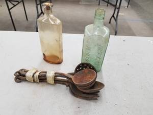 lot 582 image: Vintage Home Dcor - Glass Bottles, Large Cast Iron Serving Set