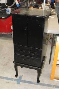 lot 639 image: Jewelry Cabinet