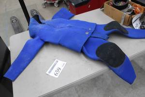 lot 659 image: Parkway Wet Suit Top & Bottom Size SmallShort