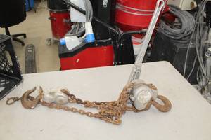 lot 667 image: 1-12 Ton Chain Hoist