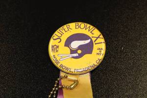 lot 28 image: Vintage Minnesota Vikings 1977 Super Bowl XI Pinback w Metal Charm
