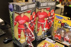 lot 64 image: Detroit Red Wings Sergei Fedorov Figure Collection  15 Figures