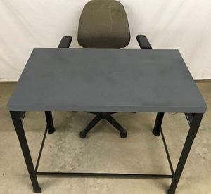 lot 10 image: Smalll Desk & Desk Chair
