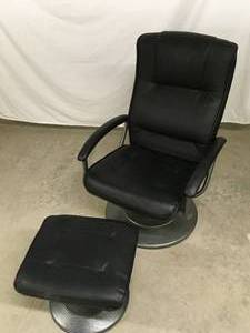 lot 20 image: Black Reclining Chair w Ottoman
