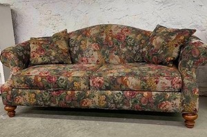 lot 7 image: Flexsteel Sofa, Dark Floral