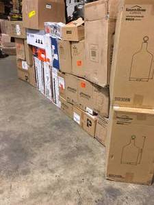 Pallet with assorted Lightning most in new condition see pictures