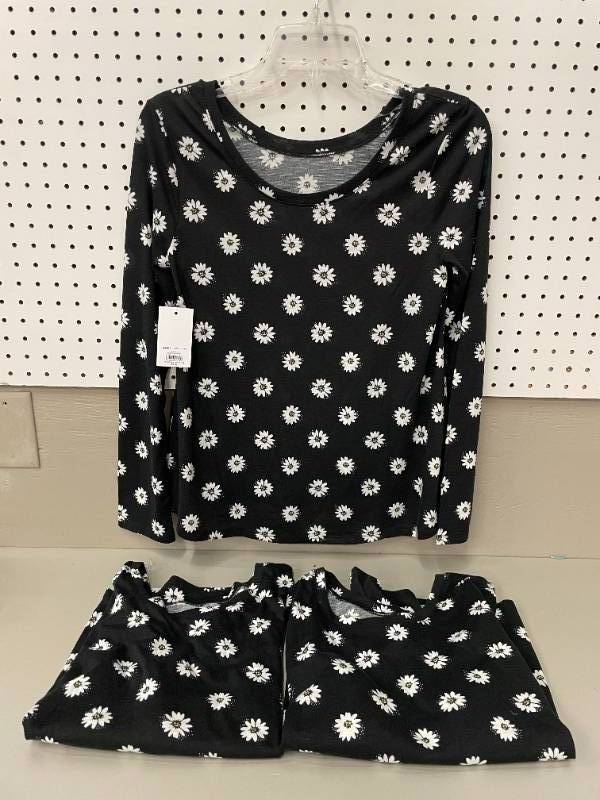 lot 58 image: Lot of 3 Daisy Ballet Back Long Sleeve Shirts Girls Size XL