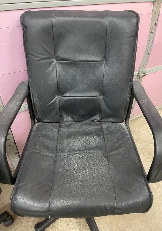 lot 37 image: Lot of 2 Leather Swivel Adjustable Height Office Chairs