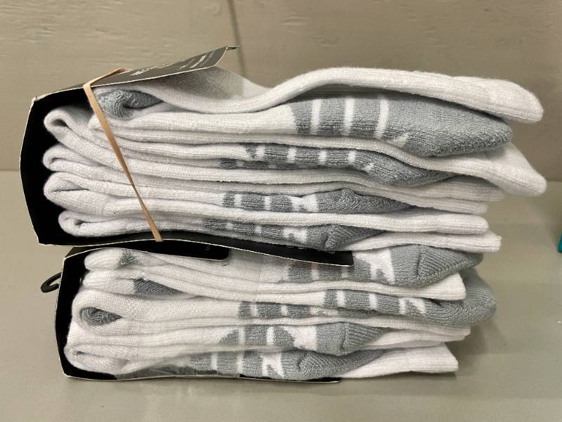 lot 93 image: 6 Pair Nike Everyday Max Cushioned Crew Adult Socks.  