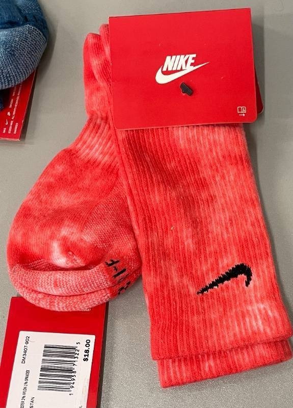 lot 94 image: 6 Pair Nike Everyday Max Cushioned Crew Adult Socks.