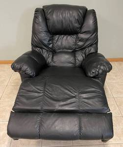 lot 110 image: Vibra Massage II Leather Rocker Recliner