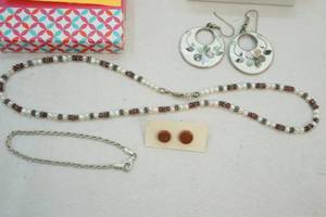 lot 76 image: jewelry