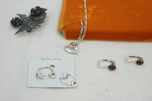 lot 80 image: jewelry