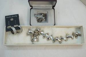 lot 81 image: jewelry