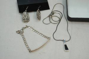 lot 84 image: jewelry