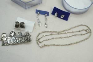 lot 90 image: jewelry