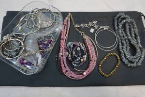 lot 97 image: jewelry