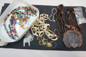 lot 98 image: jewelry