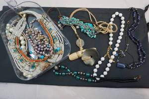 lot 100 image: jewelry