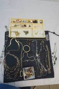 lot 106 image: jewelry