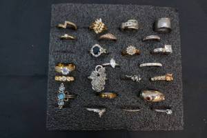 lot 108 image: jewelry