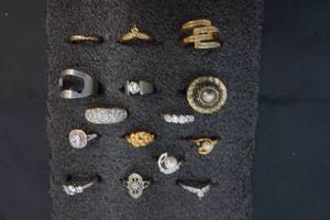 lot 110 image: jewelry