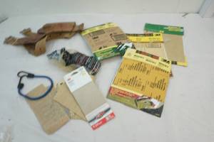 lot 199 image: Tool belt, sandpaper bungie and steel wool