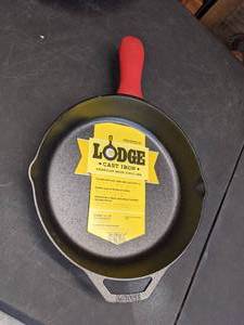lot 66 image: 12 Lodge Cast Iron Skillet