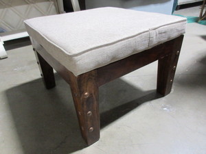 lot 708 image: SMALL BENCH SEAT