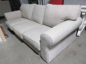 lot 712 image: CONTEMPORARY SOFA