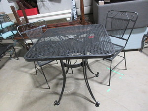 lot 724 image: PATIO TABLE WITH CHAIRS