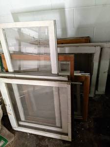 Large Lot of Vintage Windows See P...