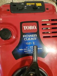 lot 4 image: Toro 21 Wide 4- Cycle Electric Start Snow Blower