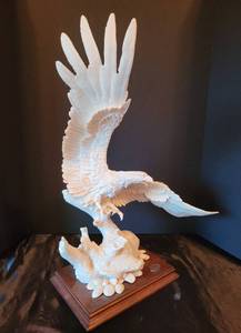 lot 112 image: White Carved Resin Eagle on Wooden Base - Signed and Numbered