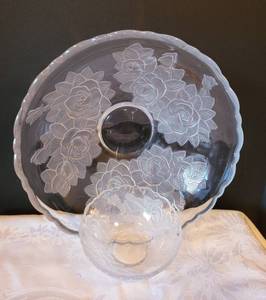lot 115 image: Home Beautiful Decorative Glass Dish Selection
