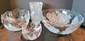lot 124 image: Lovely Floral Vase & Dish Grouping