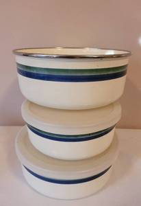 lot 137 image: Pfaltzgraff Storage set and Corn Dishes