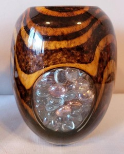 lot 163 image: Warm-toned Decorative GlobeVasePlate Set, Plus