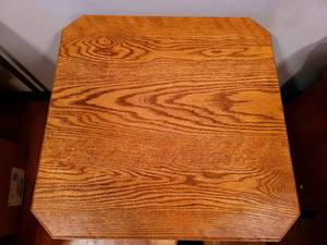 lot 196 image: Oak End Table with Turned Legs