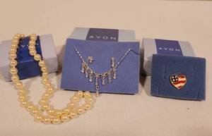 lot 260 image: Avon Jewelry Options Plus Costume Jewely Pieces