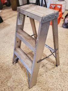 lot 66 image: Small Aluminum Step Stool