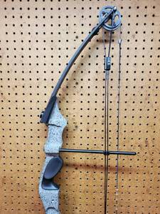 lot 85 image: MacPherson Compound Bow