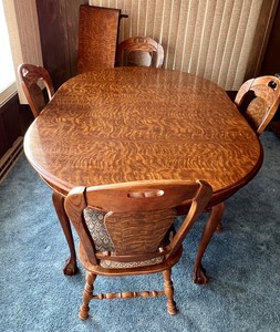 lot 194 image: Gorgeous Dining Room Table with 4 Chairs and Leaf
