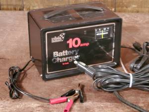 lot 266 image: Battery Charger and a Cigarette Powered Air Pump Lot