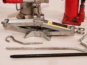 lot 225 image: (2) Hydraulic Bottle Jacks and (1) Scissor Jack